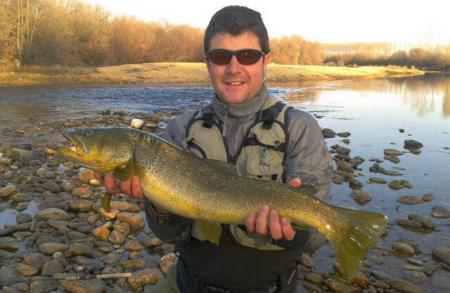 Pesca una trucha de cinco Kg.